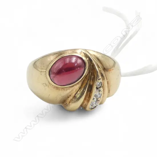 **RTV**9ct RED STONE CABOCHON & CZ SET RING, 4.4gm SIZE O1/2