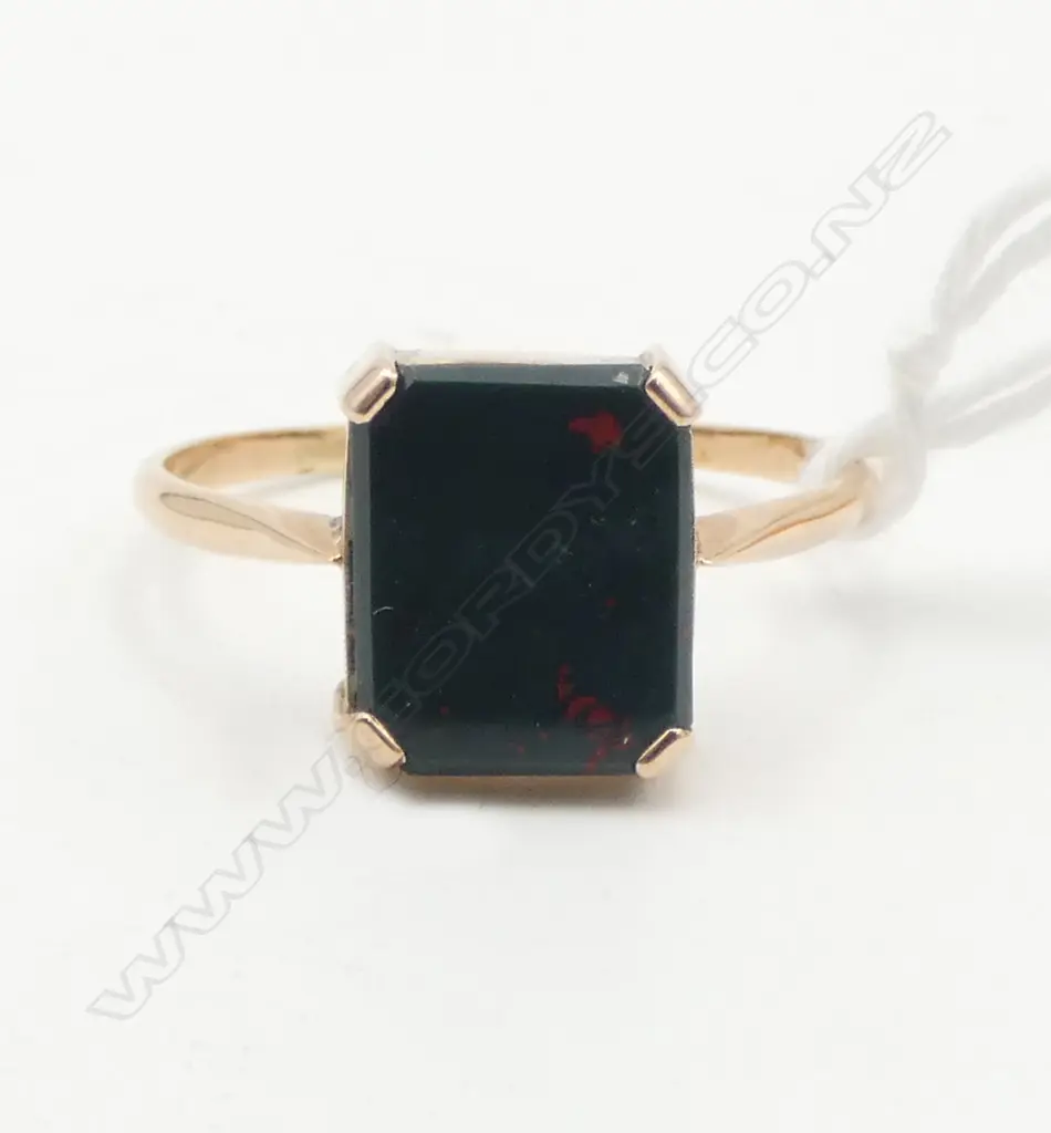 9CT BLOODSTONE RING, 2.4gms SIZE X Image 1++