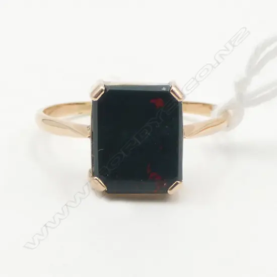 9CT BLOODSTONE RING, 2.4gms SIZE X
