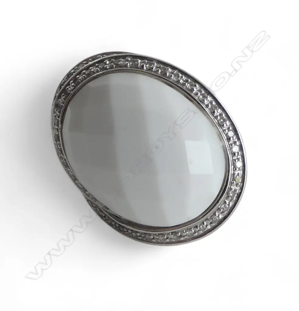 14CT WHITE GOLD DIAMOND AND WHITE JADE RING 7.45gms SIZE M1/2 Image 1++