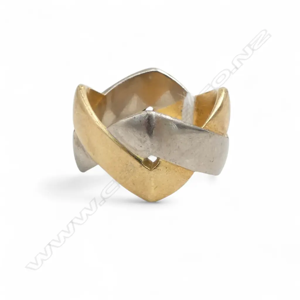 18ct gold hand made ring marked MJS. Entwined angular gold & white gold 11.26gms SIZE N Image 1++