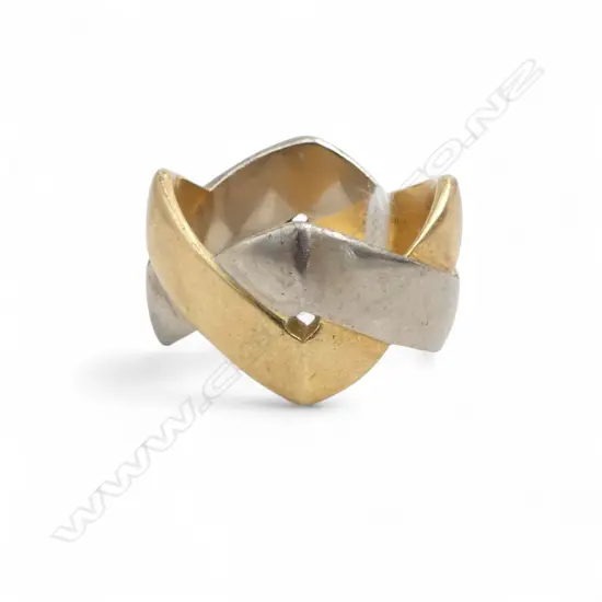 18ct gold hand made ring marked MJS. Entwined angular gold & white gold 11.26gms SIZE N