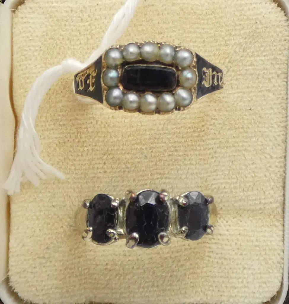 19THC 9ct GOLD MOURNING RING  SIZE N1/2  3.18gms (faulted) AND A COSTUME RING Image 1++