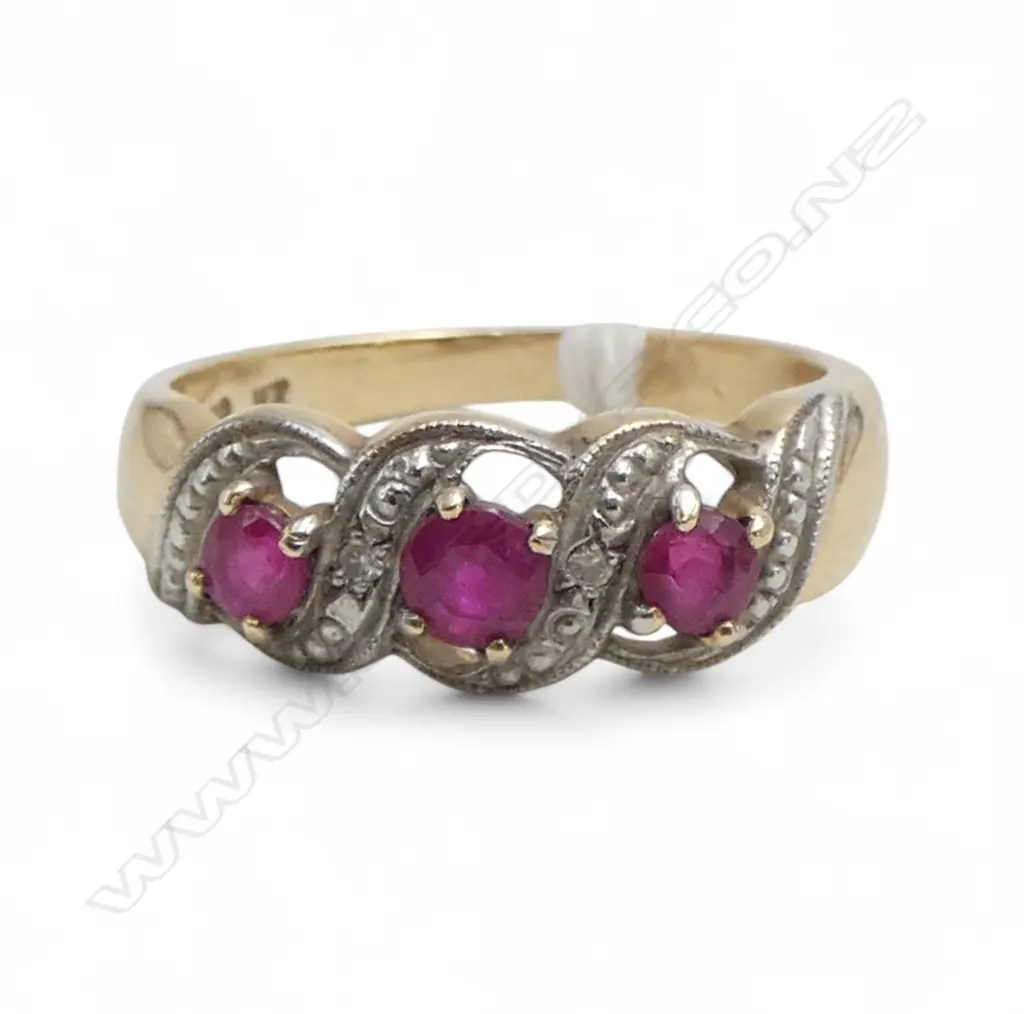 9CT GOLD RUBY AND DIAMOND RING 3.02gms SIZE O Image 1++