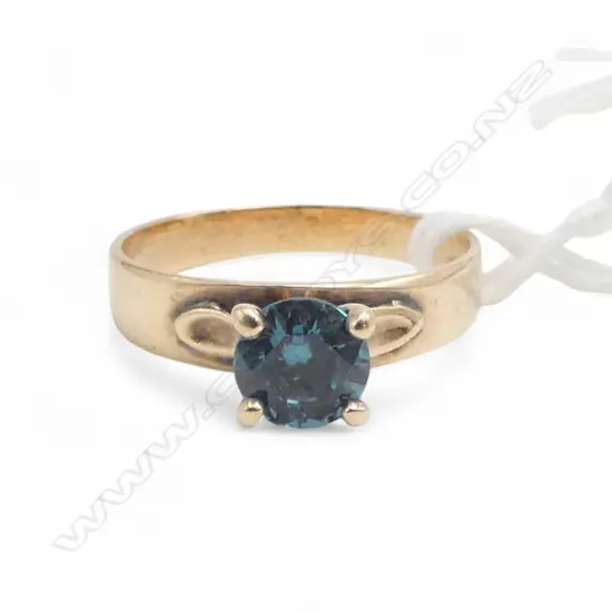 **RTV**9ct BLUE GEM SET RING, 2.4gm SIZE O