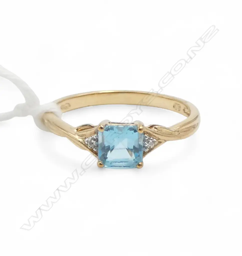 9ct BLUE TOPAZ & DIAMOND SET RING, 1.7gm, SIZE O Image 1++