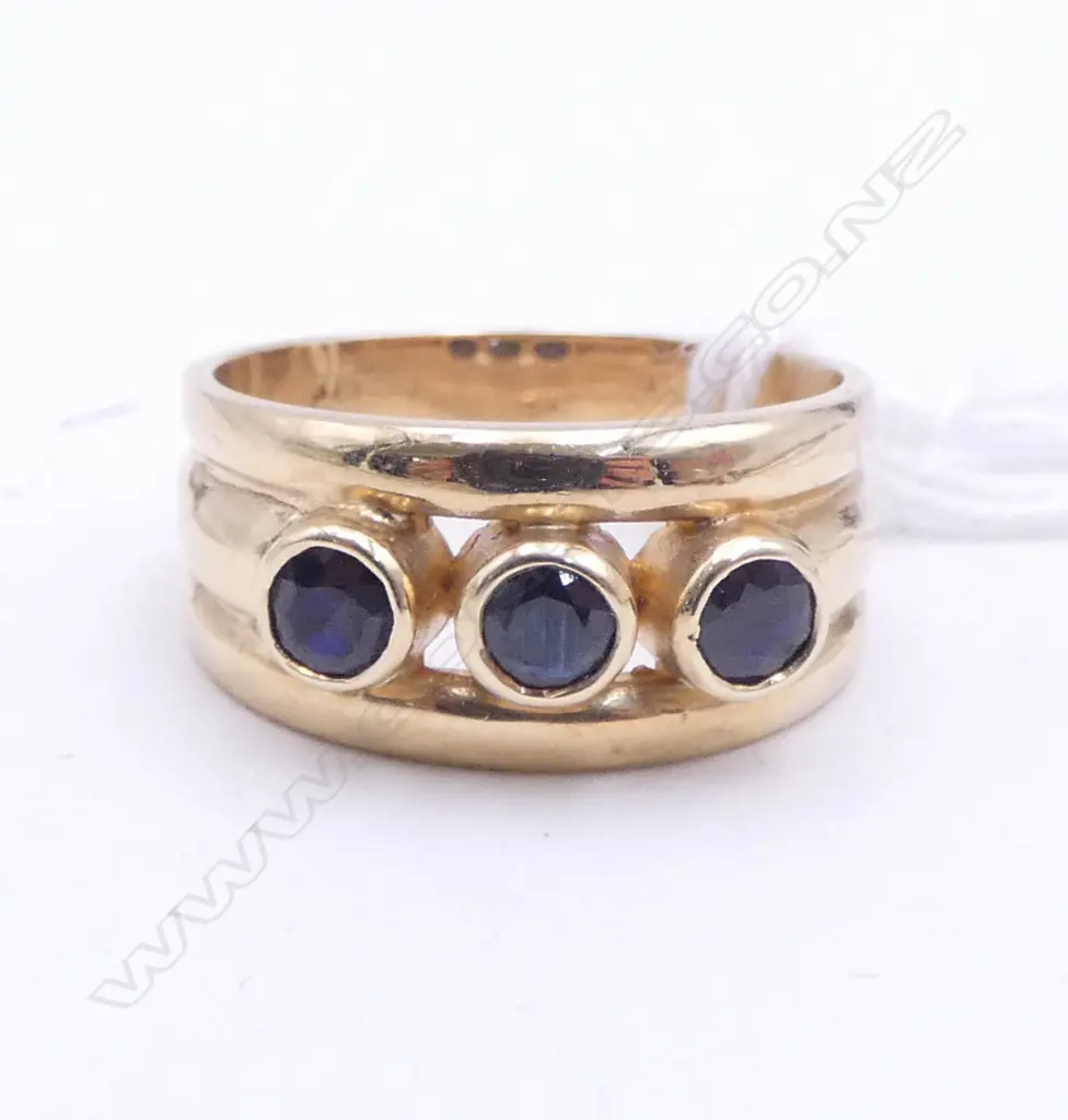 MODERN DESIGN 9ct YELLOW GOLD & 3 SAPPHIRE HANDMADE RING 4.7gms SIZE O Image 1++