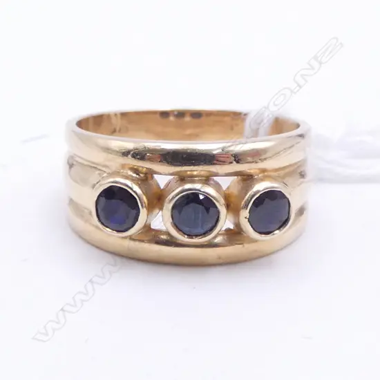 MODERN DESIGN 9ct YELLOW GOLD & 3 SAPPHIRE HANDMADE RING 4.7gms SIZE O