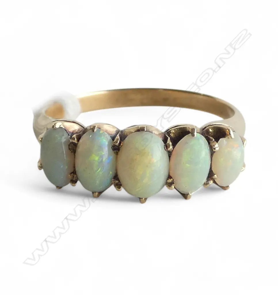 18CT 5 STONE MILK OPAL DRESS RING, 3.4gms SIZE O 1 STONE CHIPPED Image 1++