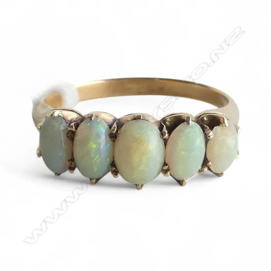 18CT 5 STONE MILK OPAL DRESS RING, 3.4gms SIZE O 1 STONE CHIPPED