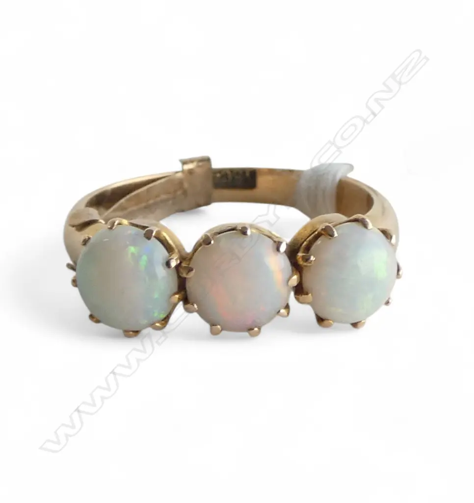 18CT 3x MILK OPAL DRESS RING, 3.2gms SIZE M Image 1++