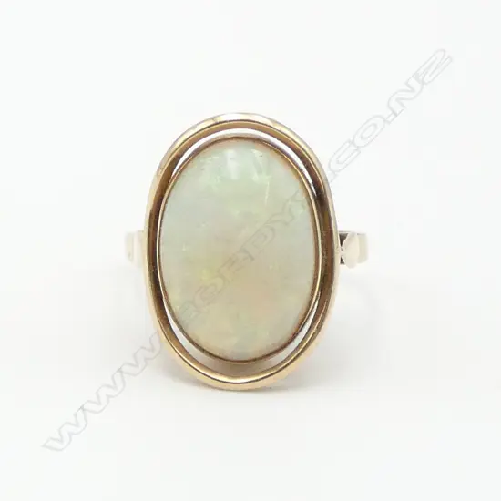 9CT GOLD AND OPAL RING (broken shank) approx size M