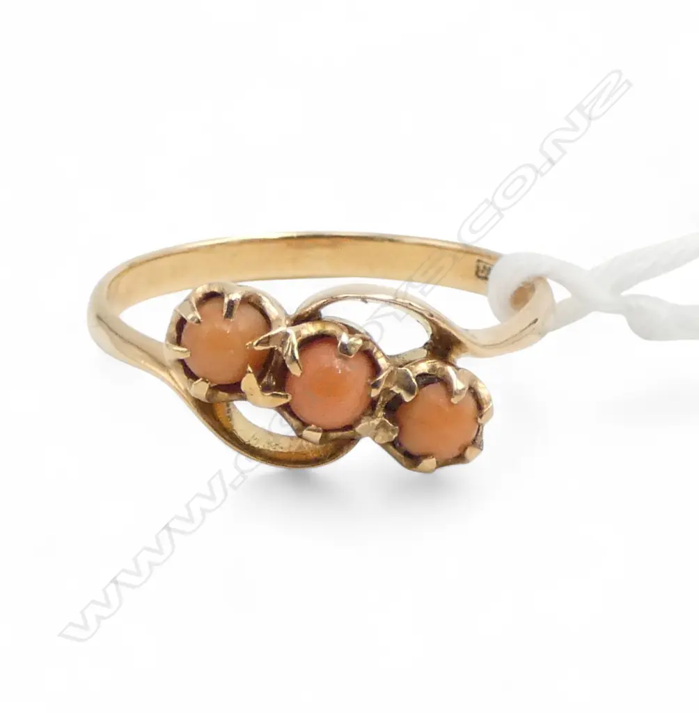 15ct GOLD & 3 bead CORAL RING 2.82gms SIZE R Image 1++