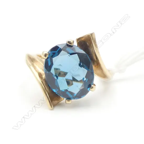 9CT LONDON BLUE TOPAZ RING, 4.8gms SIZE L
