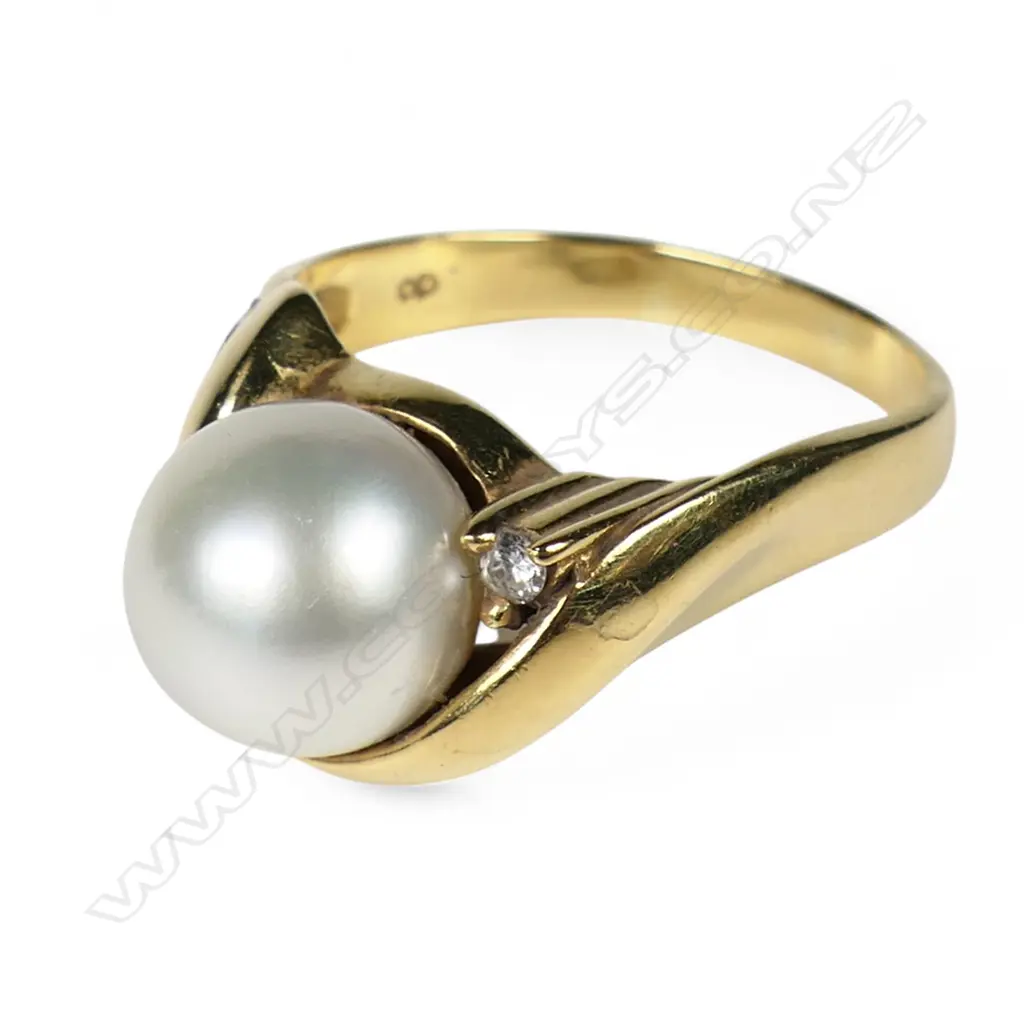 An 18ct gold pearl and diamond ring, Image 1++