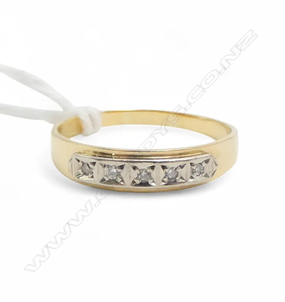 18ct 5 DIAMOND SET RING, 2.6gm SIZE Q Image 1++