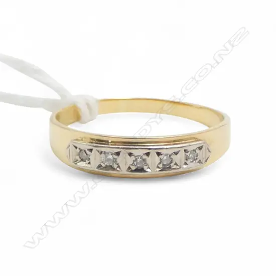 18ct 5 DIAMOND SET RING, 2.6gm SIZE Q