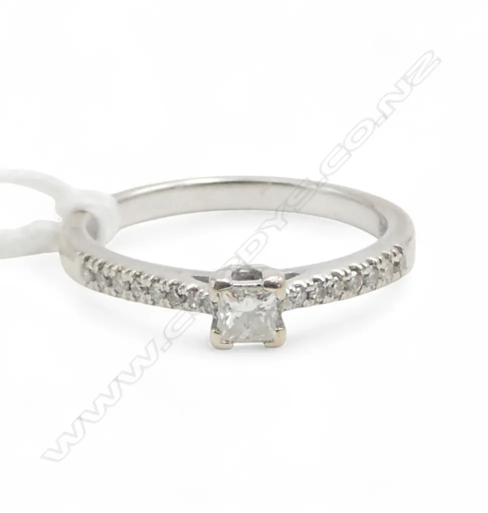 **RTV**9ct DIAMOND RING, 2.6gm, (Dia=0.30ct total) SIZE O Image 1++