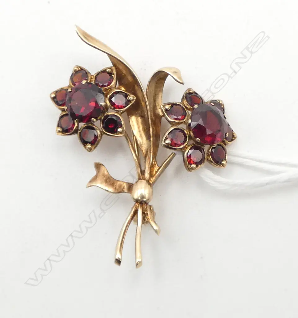 9CT GOLD AND GARNET BROOCH 4.17gms Image 1++