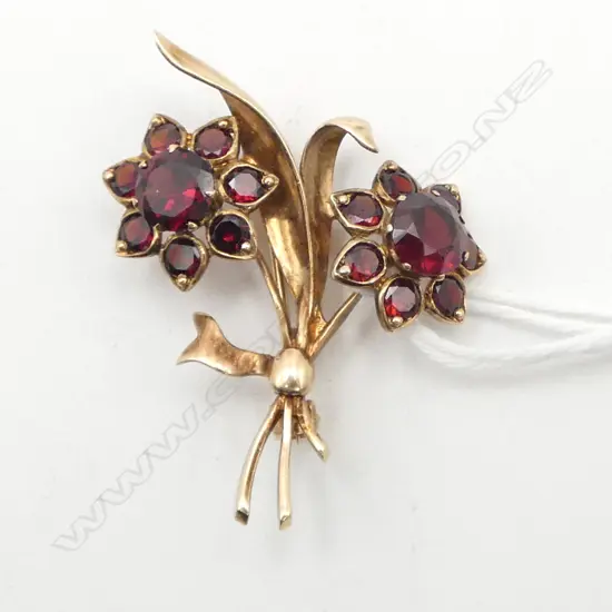 9CT GOLD AND GARNET BROOCH 4.17gms
