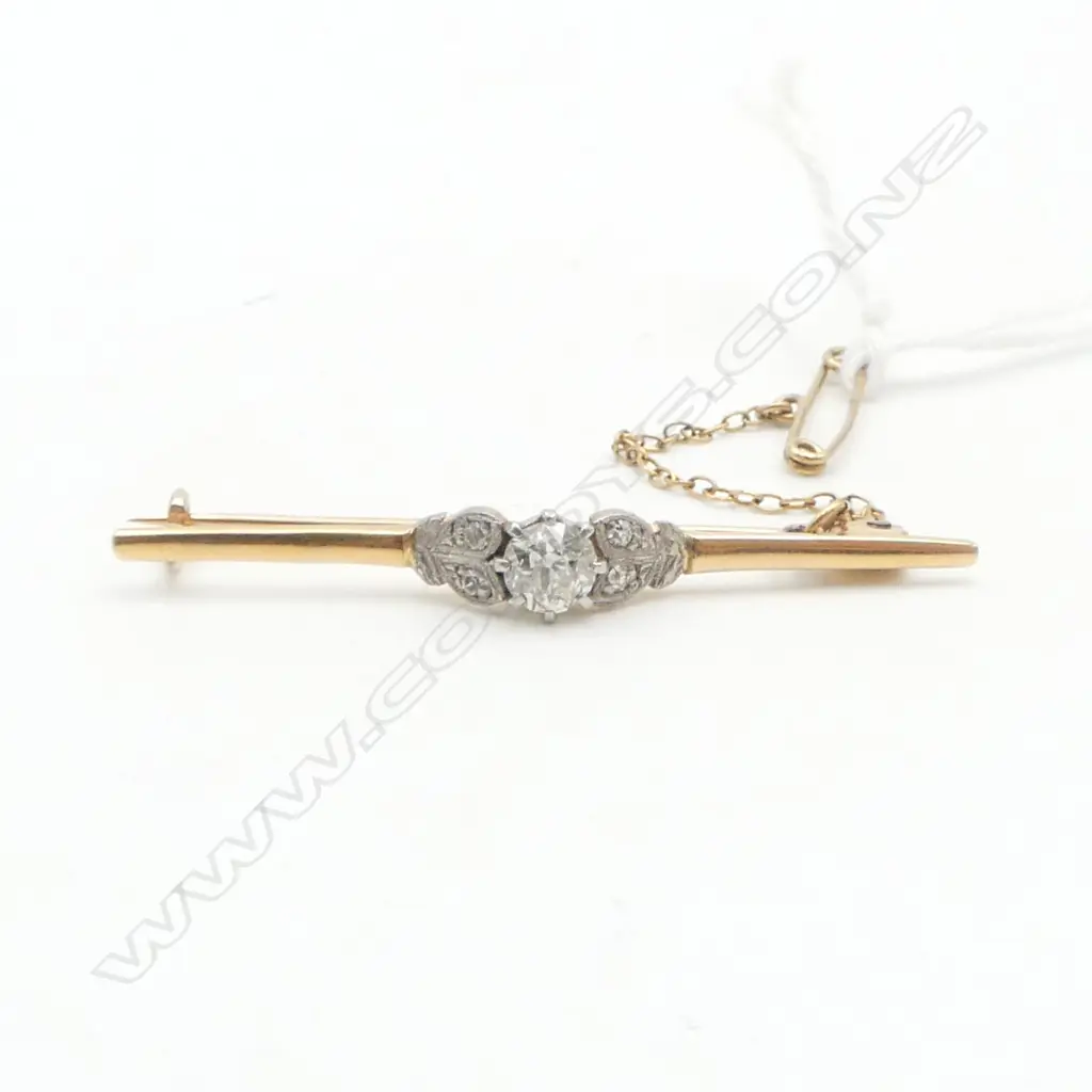 18CT GOLD AND DIAMOND BAR BROOCH 3.83gms Image 1++