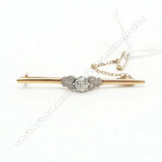 18CT GOLD AND DIAMOND BAR BROOCH 3.83gms