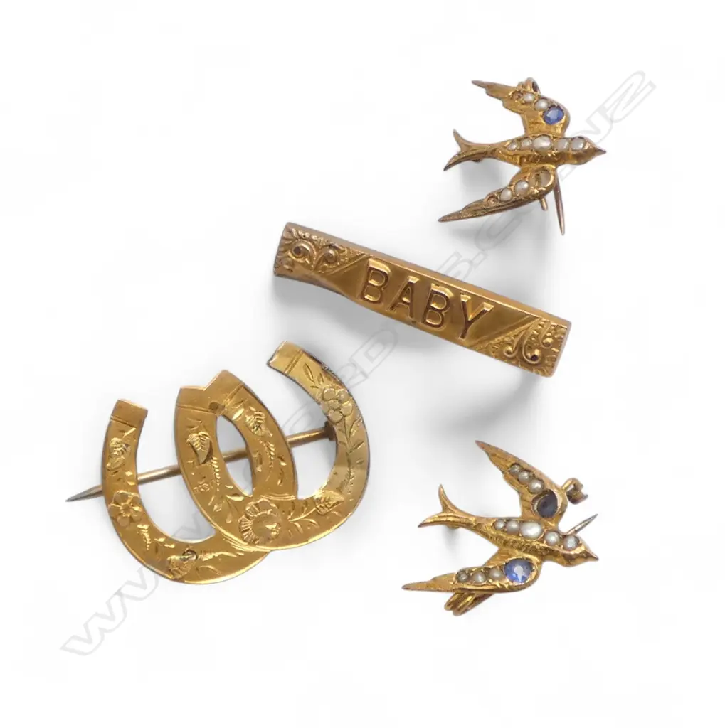 4 9CT BROOCHES 5.4gms small fault Image 1++