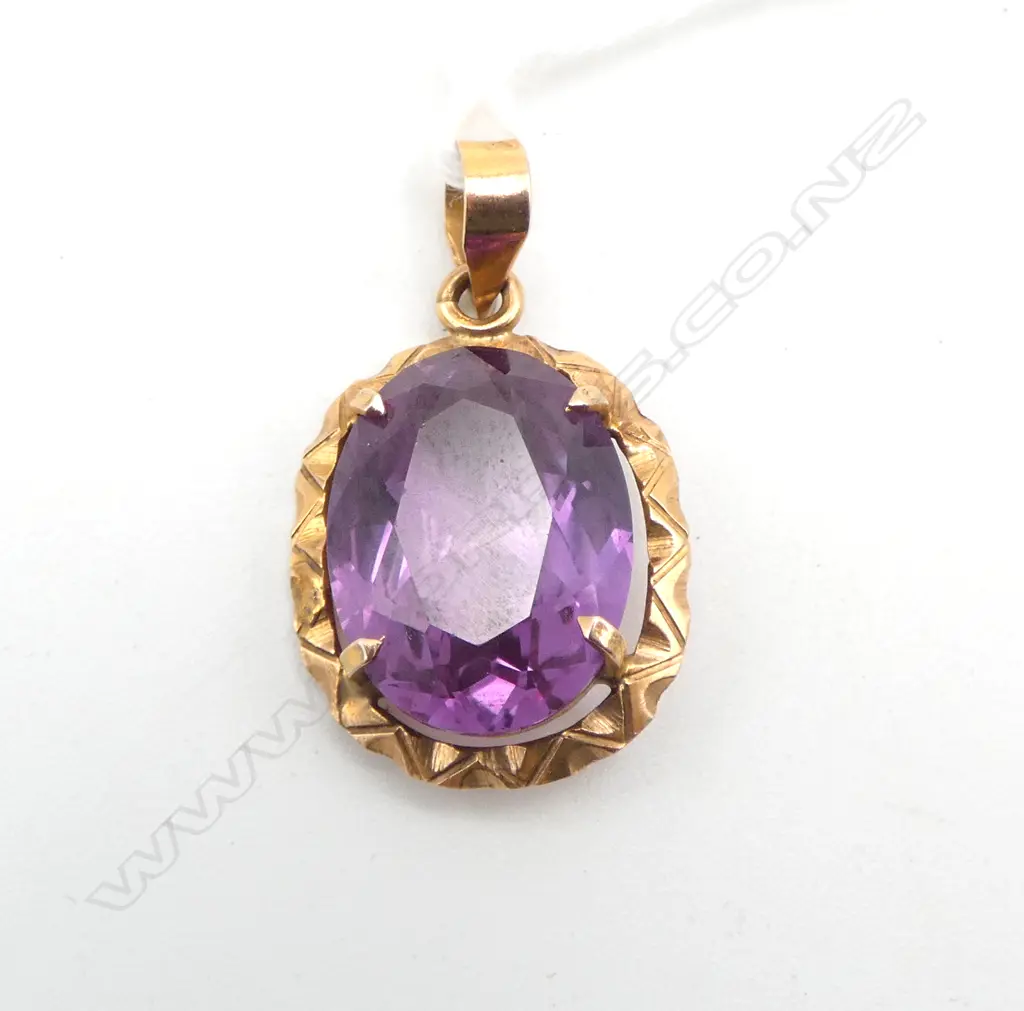 18CT GOLD AND FAUX ALEXANDRITE STYLE PENDANT 3.48gms Image 1++