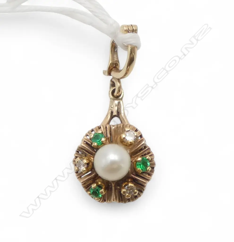 **RTV** 9CT GOLD PEARL, DIAMOND AND GREEN STONE? PENDANT 3.76gms Image 1++