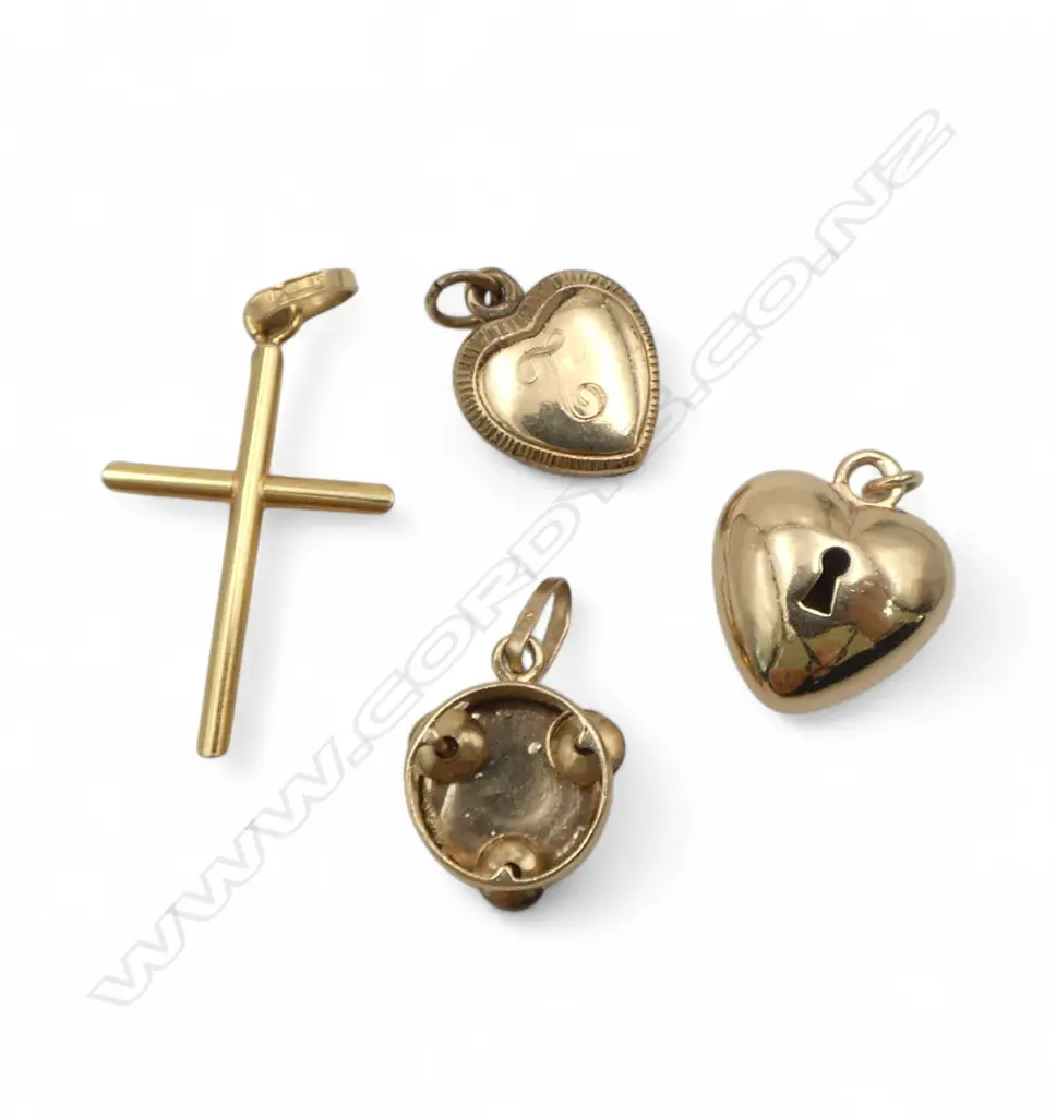 ASSORTED 9CT GOLD CHARMS ETC 7.15gms Image 1++