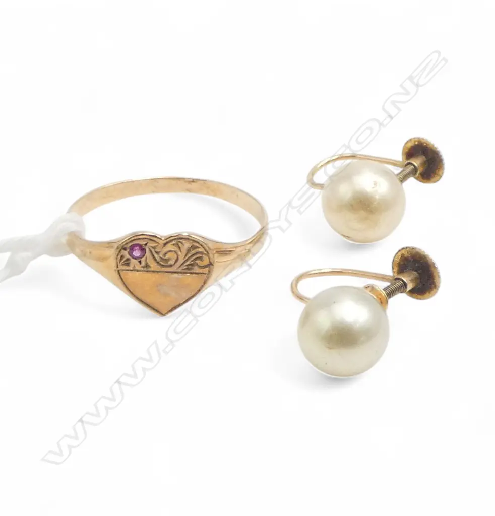 9ct SIGNET RING, 1.3gm & PR 9ct IMITATION PEARL EARRINGS, SCREW BACKS, 2.4gm Image 1++