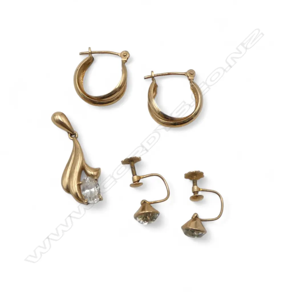 2 PRS 9ct GOLD EARRINGS + PENDANT some gem set 2.9gms Image 1++