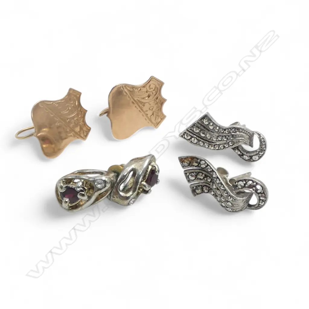 9CT ROSE GOLD EARRINGS (2.61gms) PLUS TWO PAIRS OF COSTUME EARRINGS Image 1++