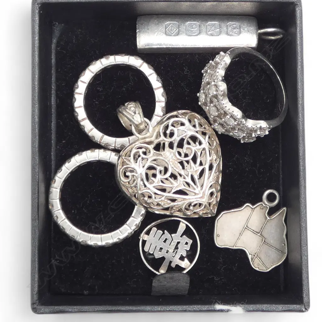 ASSORTED SILVER JEWELLERY 31.67gms Image 1++