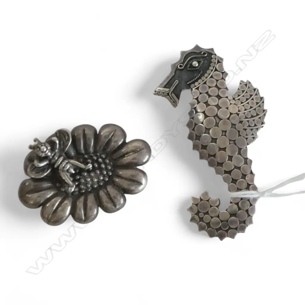 2 STG SILVER BROOCHES; SEAHORSE H.65mm & FLOWER 24gms Image 1++