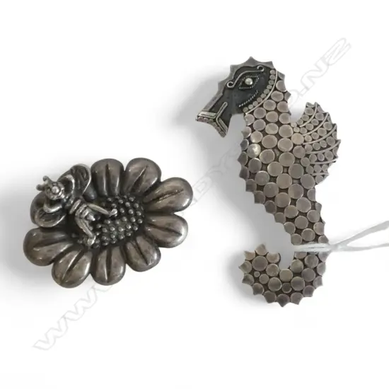 2 STG SILVER BROOCHES; SEAHORSE H.65mm & FLOWER 24gms