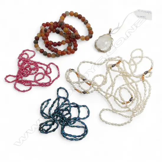 4 SEED PEARL NECKLACES, 4 AGATE BEAD BRACELETS, 925 & MOP PENDANT