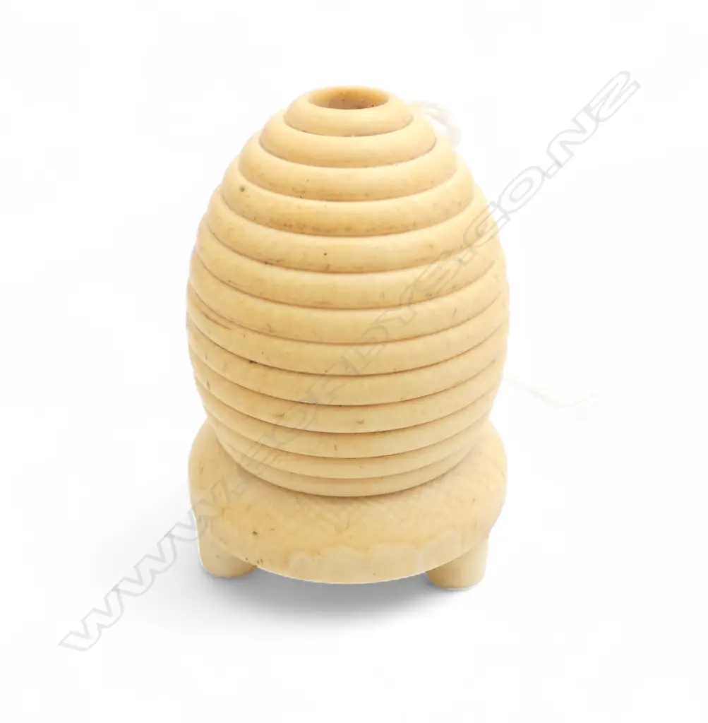 VICTORIAN CARVED IVORY BEEHIVE FORM SEWING THREAD CASE on 3 legs H.52mm Image 1++