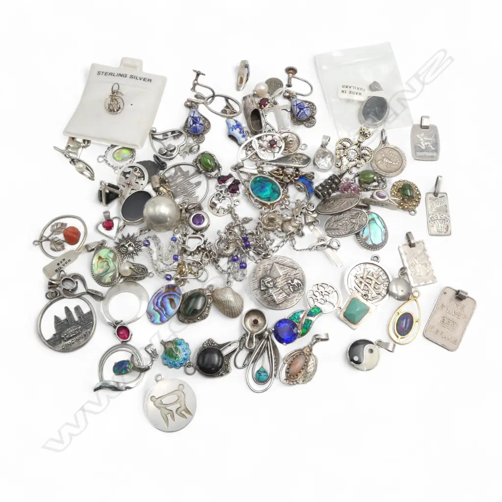 LGE COLLECTION VINTAGE SILVER CHARMS + PENDANTS ETC 145+gms Image 1++