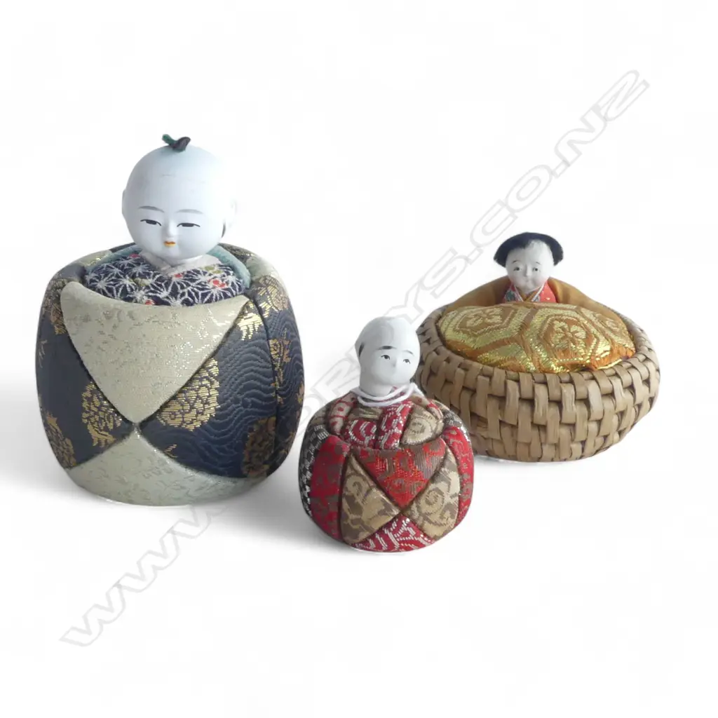 3 VINTAGE JAPANESE SILK & PORCELAIN  IZUMEKO DOLLS, H.100mm tallest Image 1++