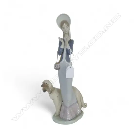 LLADRO FIGURE STEPPING OUT H.330mm fault to flowers