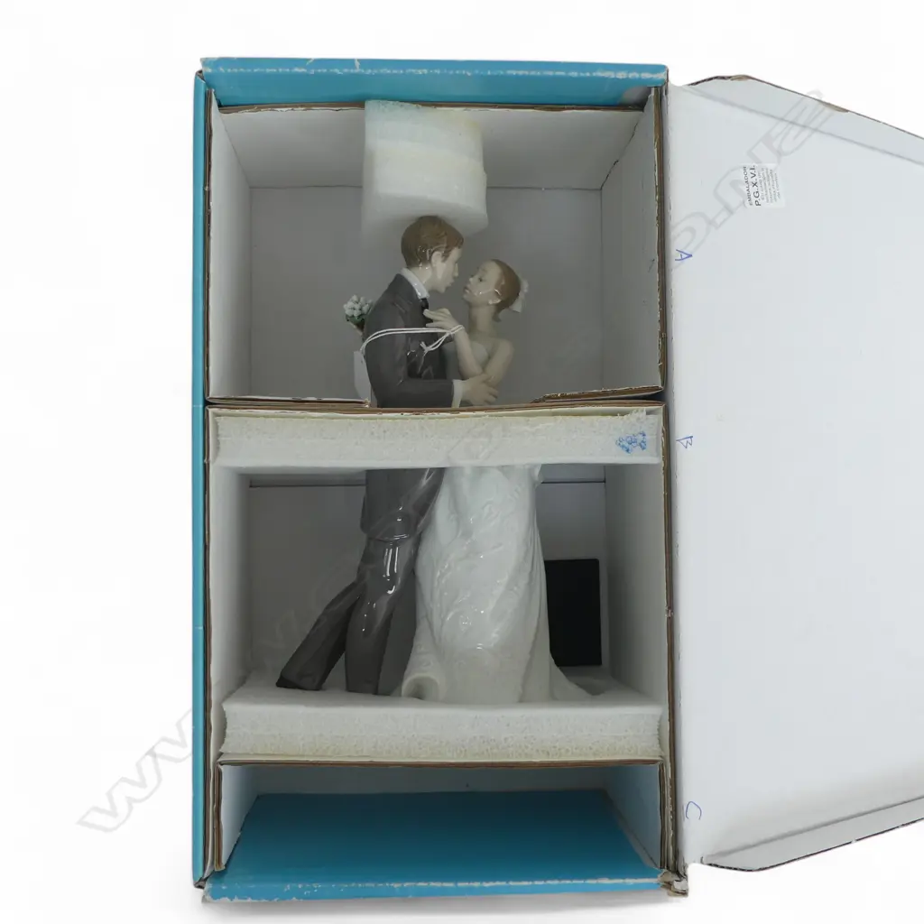 LLADRO 'LOVERS WALZ' LGE DBLE FIGURE in box H.290mm Image 1++
