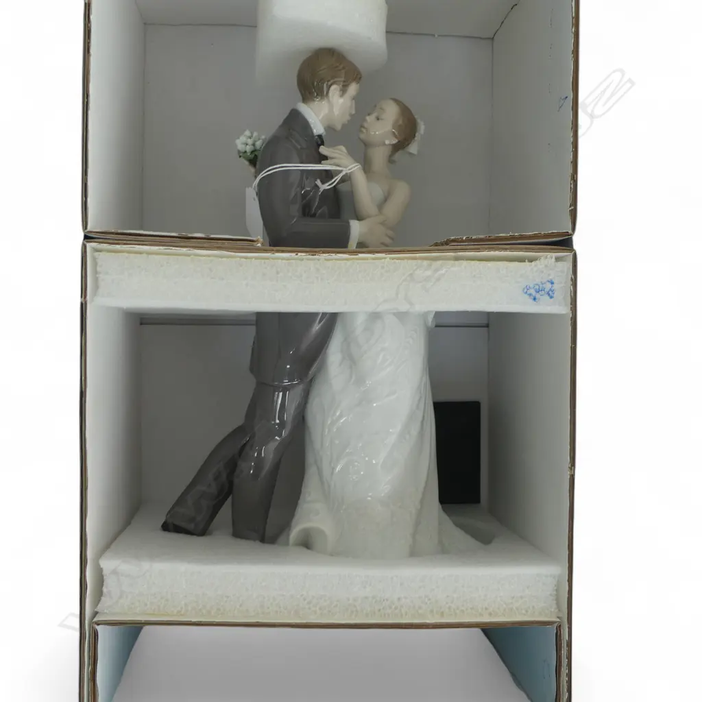 LLADRO 'LOVERS WALZ' LGE DBLE FIGURE in box H.290mm Image 1++