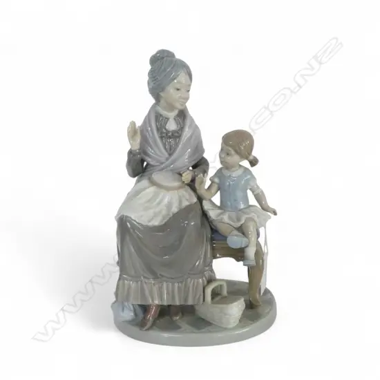 LLADRO FIGURE A VISIT WITH GRANNY H.230mm