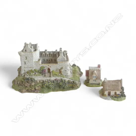 LILLIPUT CASTLE L230MM & 2 COTTAGES L70MM