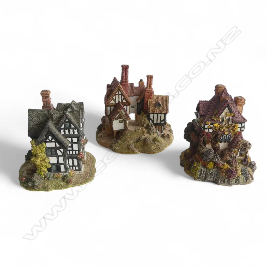 3 LILLIPUT TUDRIC HOUSES Image 1++