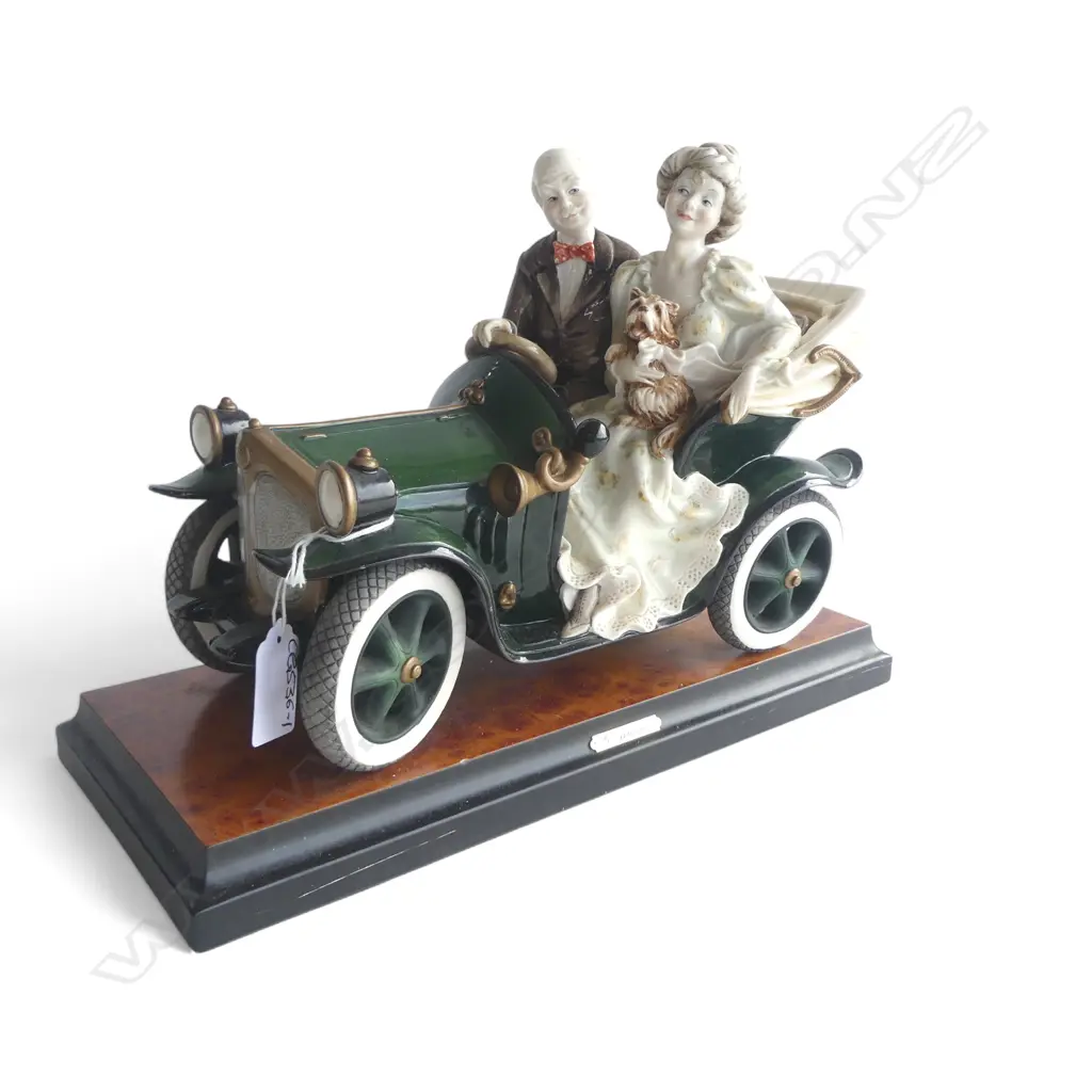 GIUSEPPE ARMANI FIGURE GROUP gentleman & lady in car W.315mm Image 1++