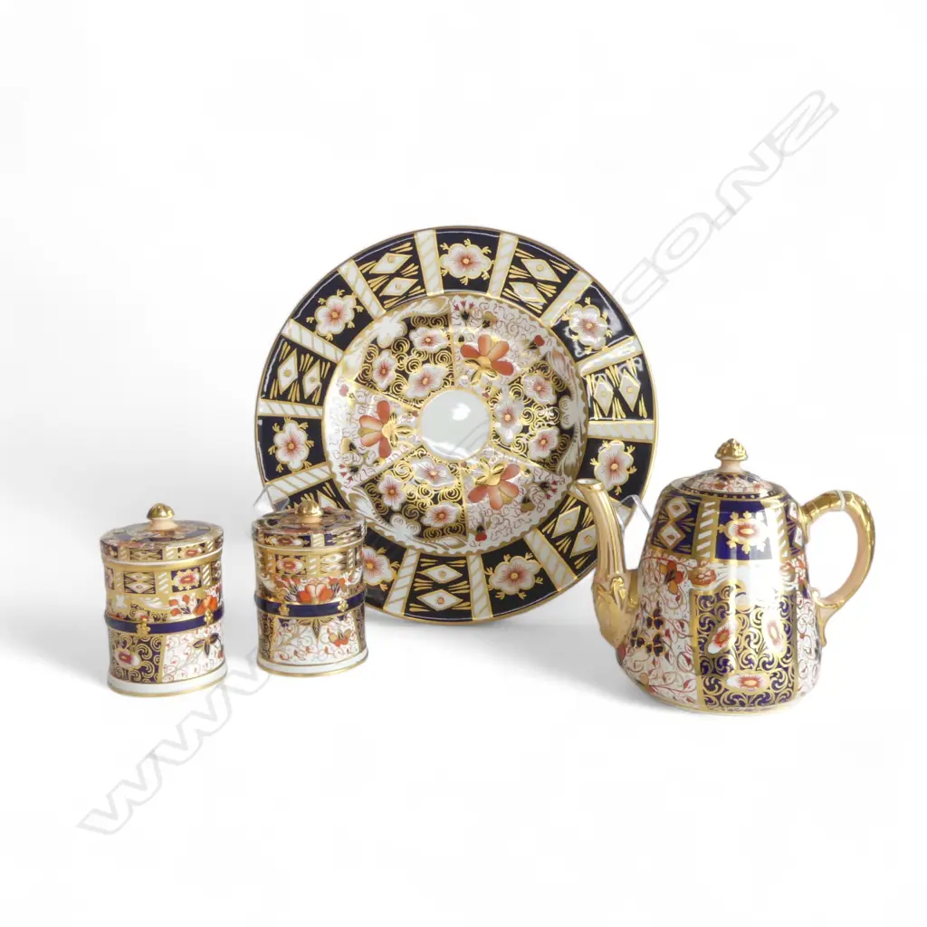 ROYAL CROWN DERBY IMARI PLATE + 3 PCES DAVENPORT; 2 LIDDED CONTAINERS + TEAPOT Image 1++