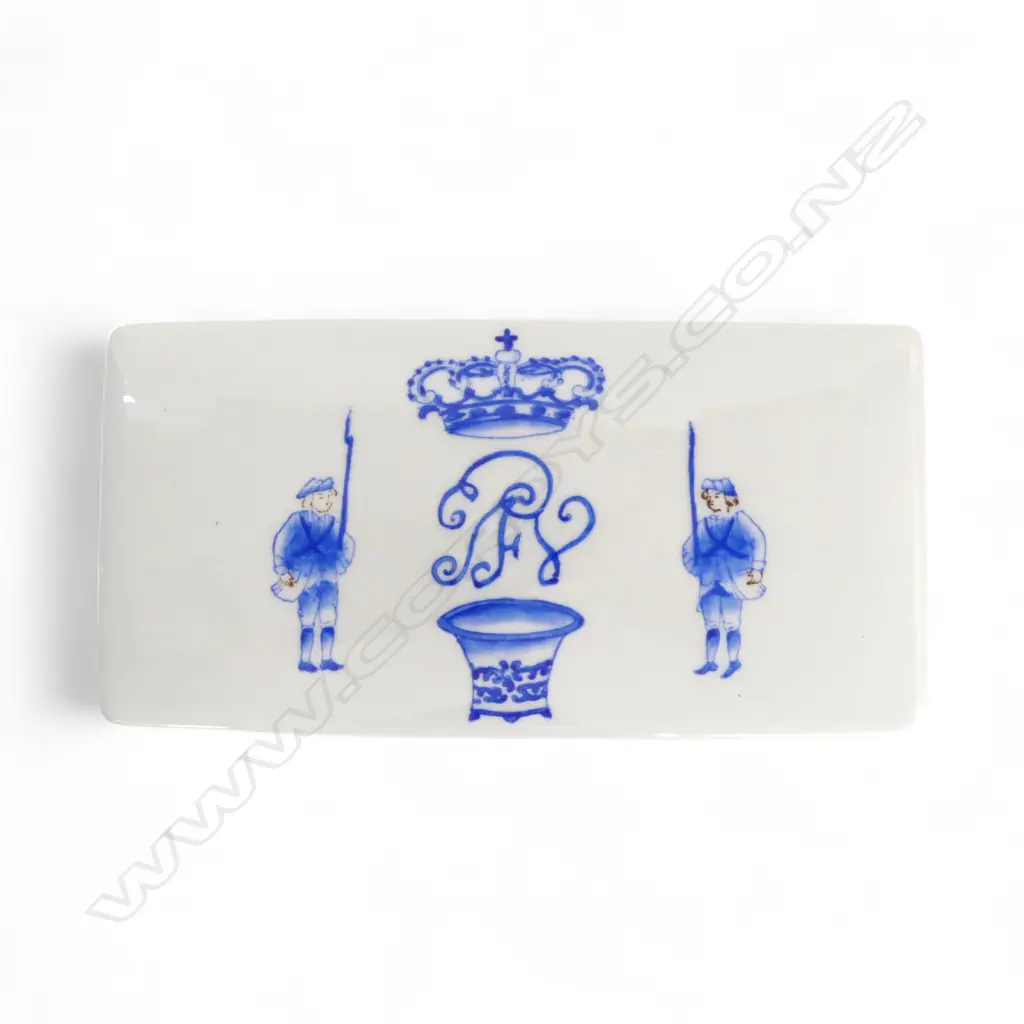 ORIENTAL LIDDED CONTAINER W.200mm soldier & armorial pat. Image 1++