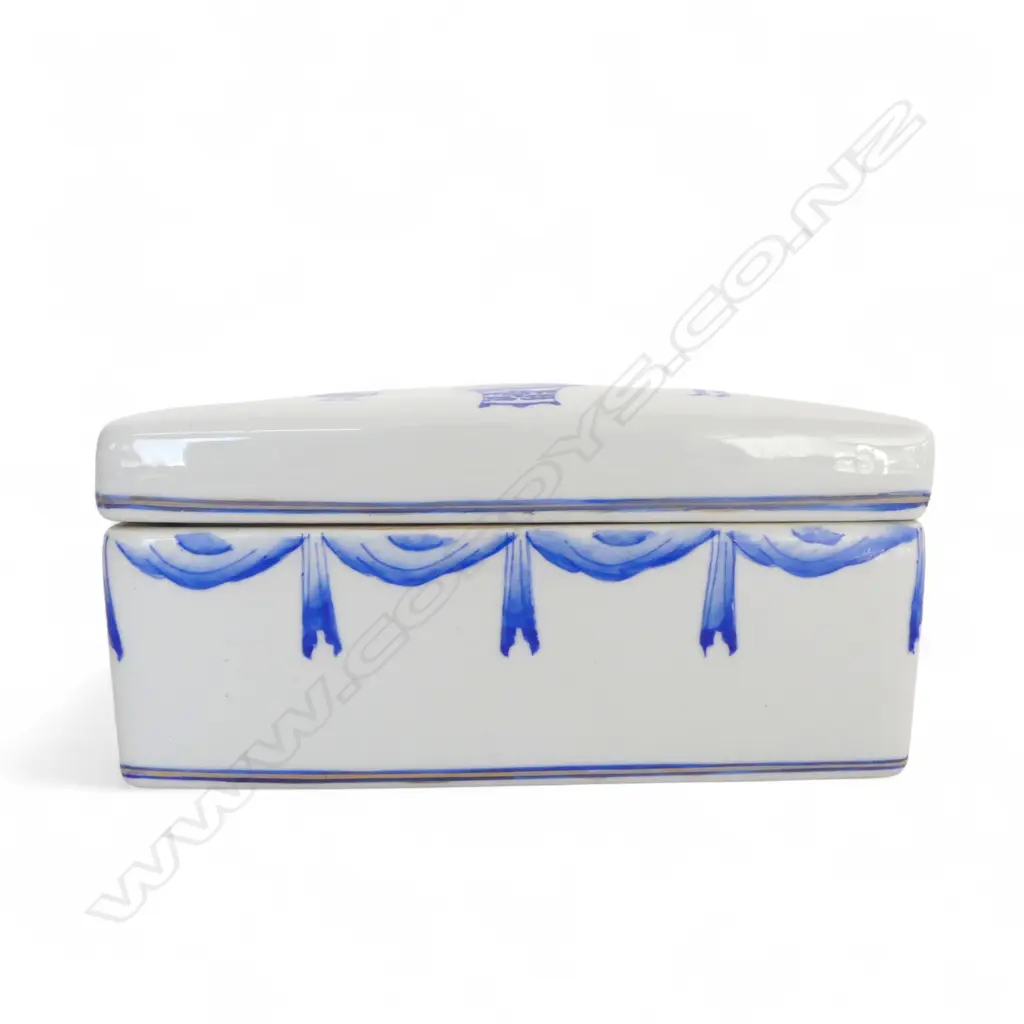 ORIENTAL LIDDED CONTAINER W.200mm soldier & armorial pat. Image 1++